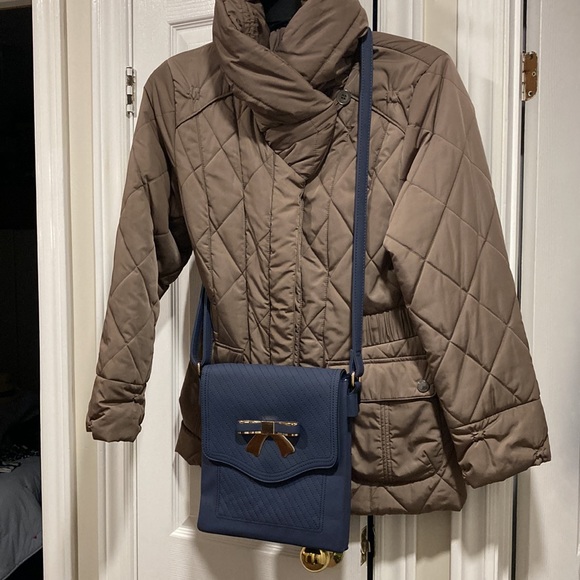 ⭐️ 4x's Host Pick ⭐️ NWOT - Susen Shiny Gold Bow Blue Crossbody Adjustable Strap - Picture 3 of 14